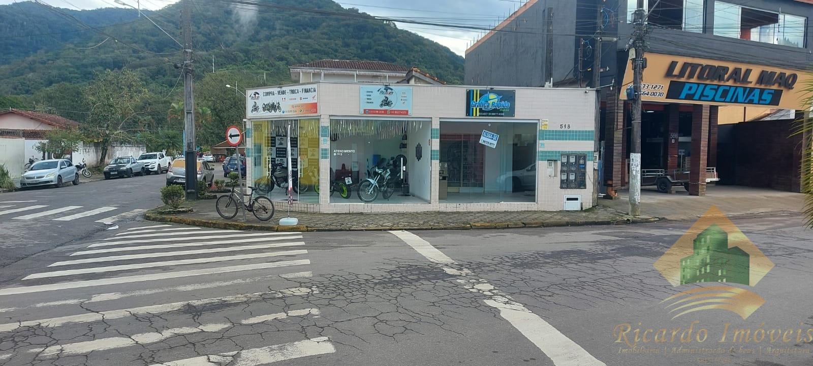 Casa de três dormitórios mais quatro salas comerciais à venda no centro