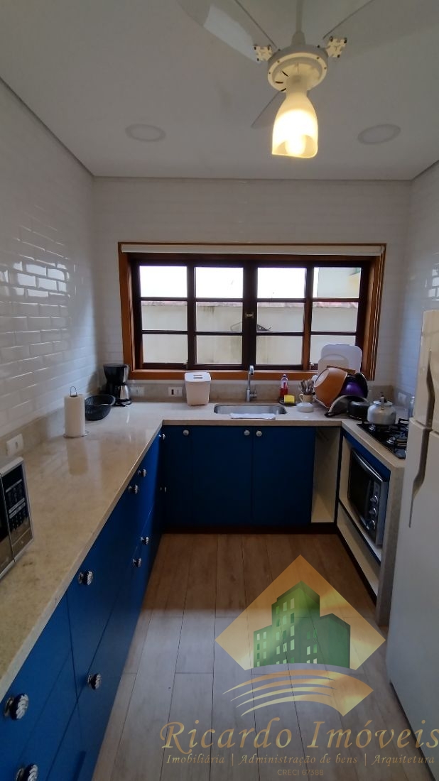 Ótima casa geminada no centro à 200 metros da orla