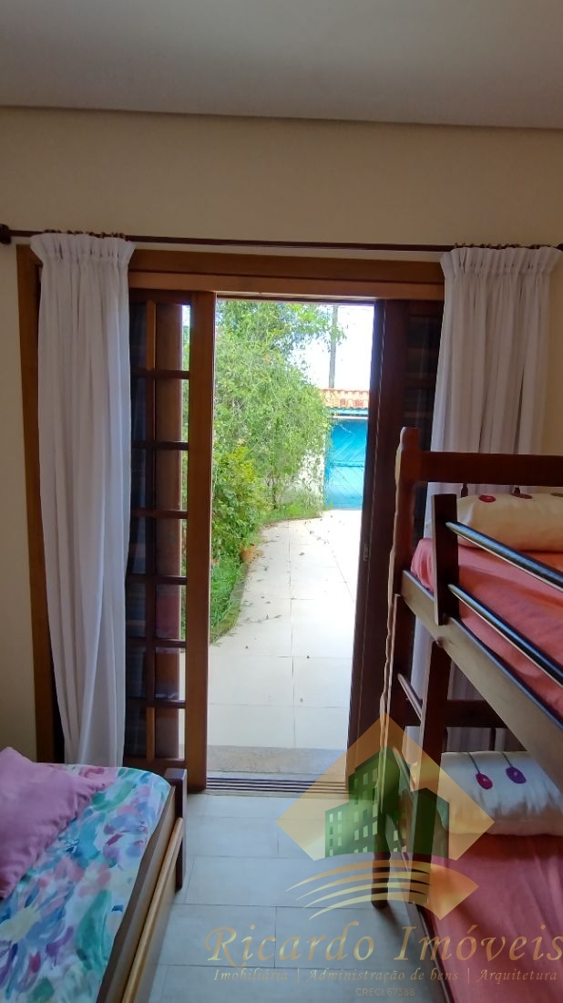 Ótima casa geminada no centro à 200 metros da orla