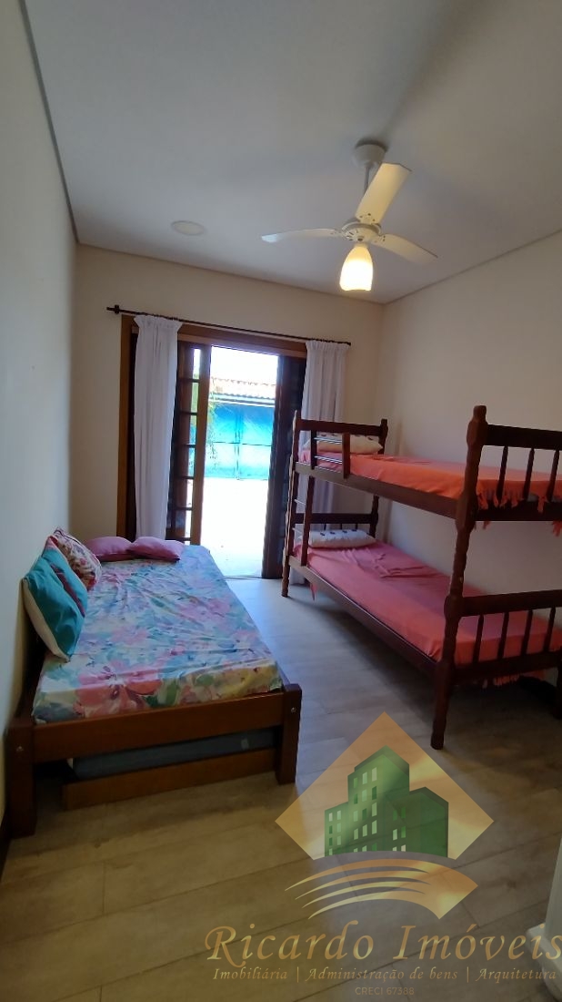 Ótima casa geminada no centro à 200 metros da orla