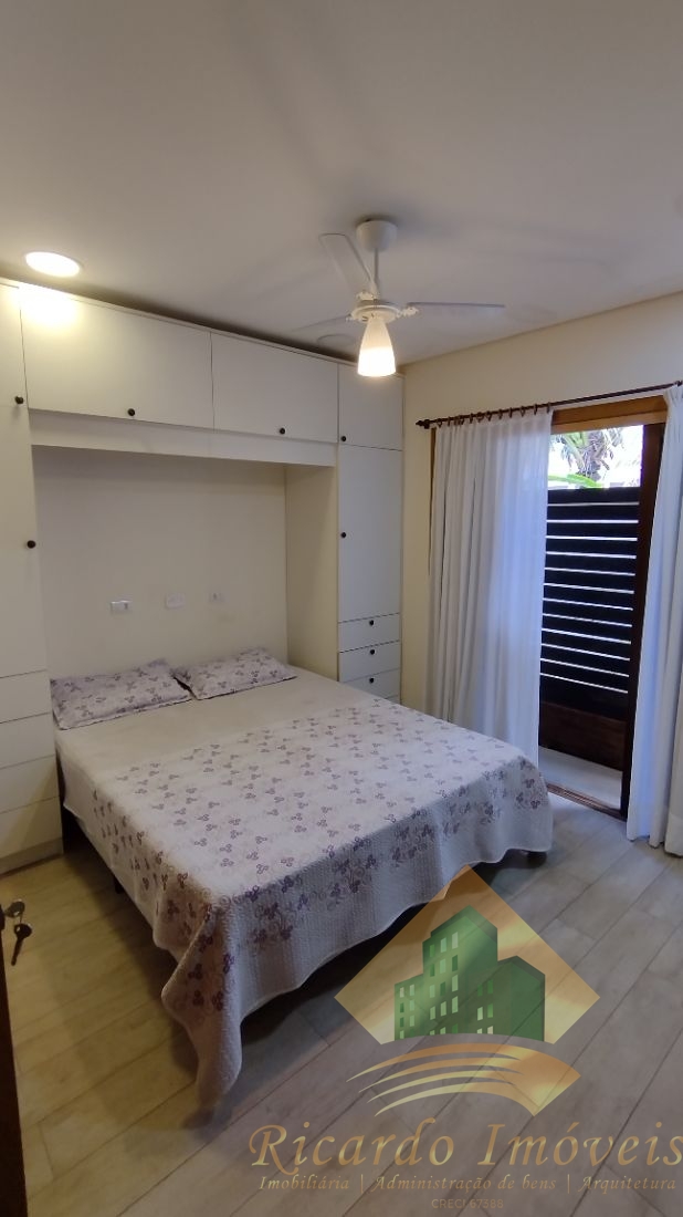 Ótima casa geminada no centro à 200 metros da orla