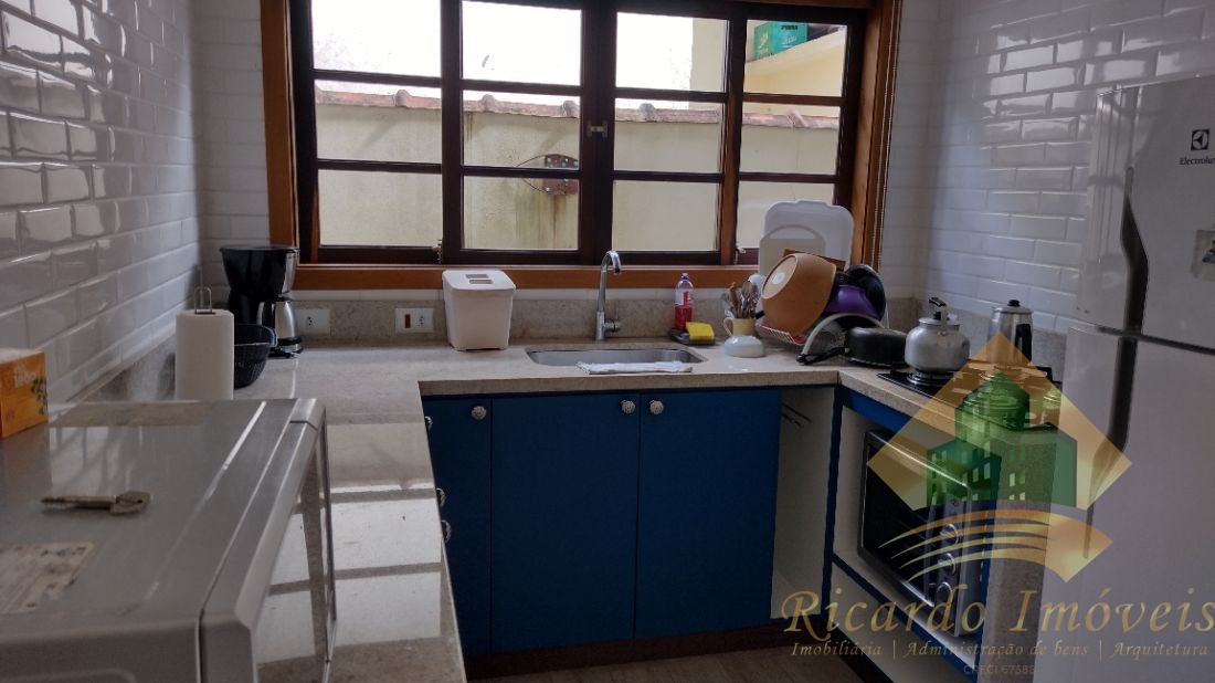 Ótima casa geminada no centro à 200 metros da orla