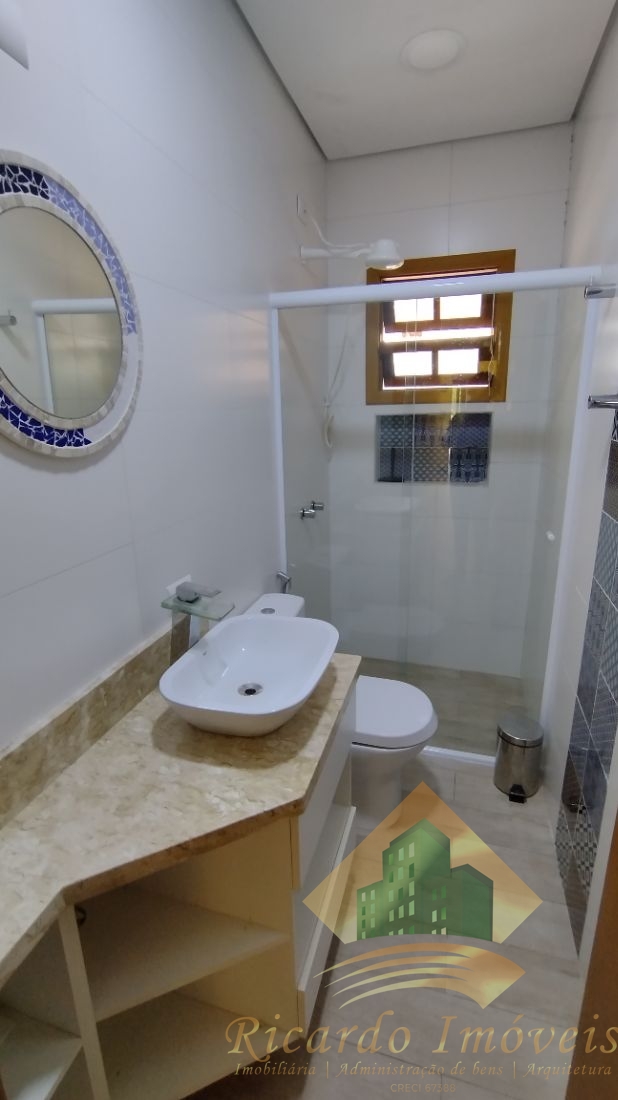 Ótima casa geminada no centro à 200 metros da orla