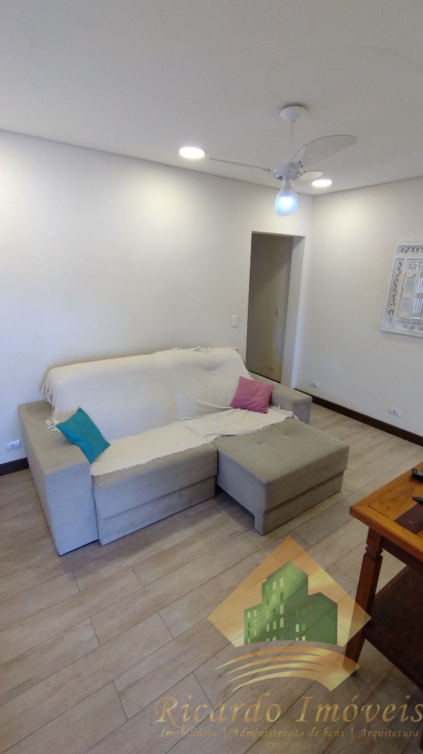 Ótima casa geminada no centro à 200 metros da orla