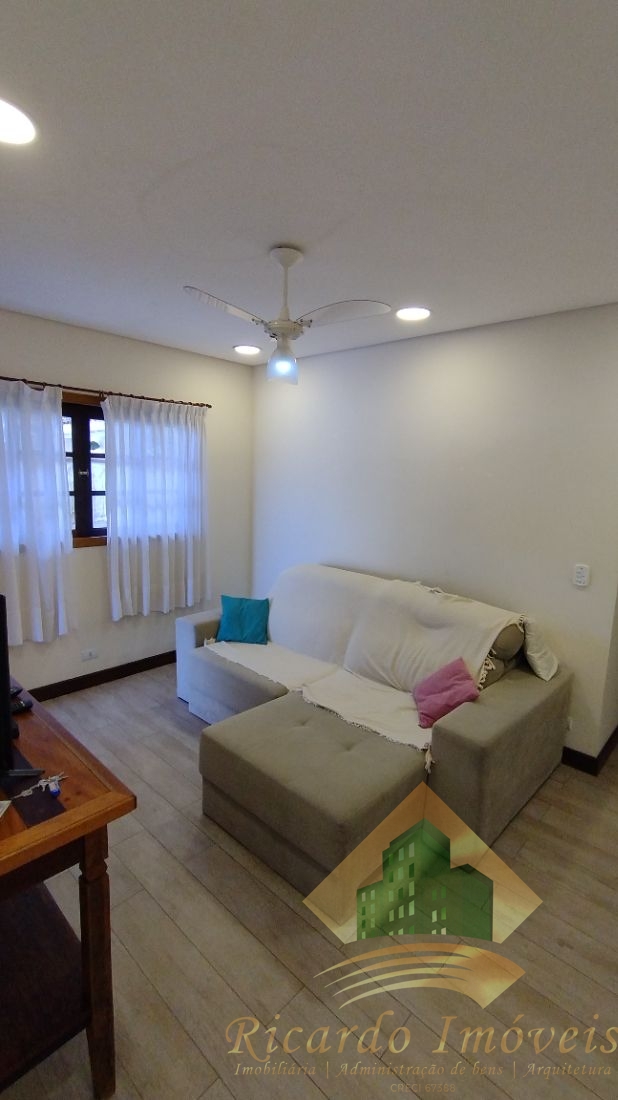 Ótima casa geminada no centro à 200 metros da orla