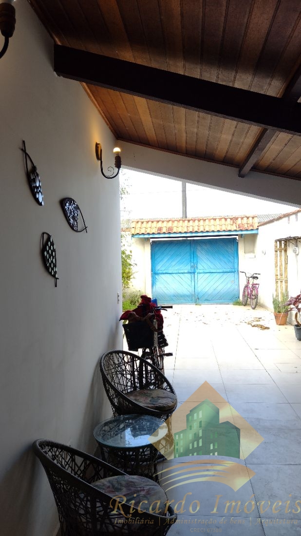 Ótima casa geminada no centro à 200 metros da orla