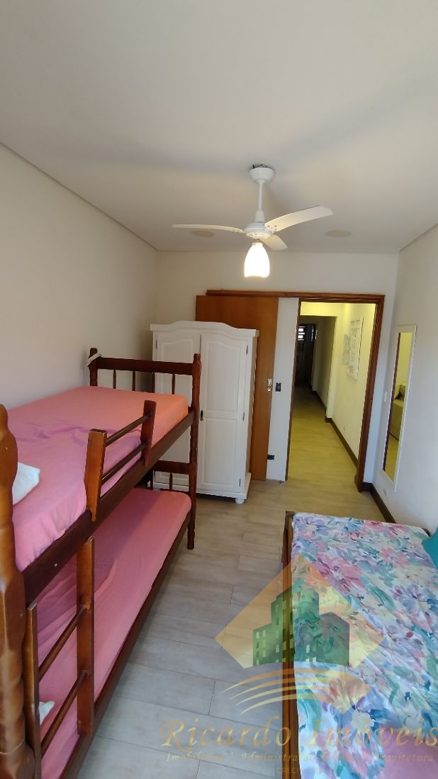 Ótima casa geminada no centro à 200 metros da orla
