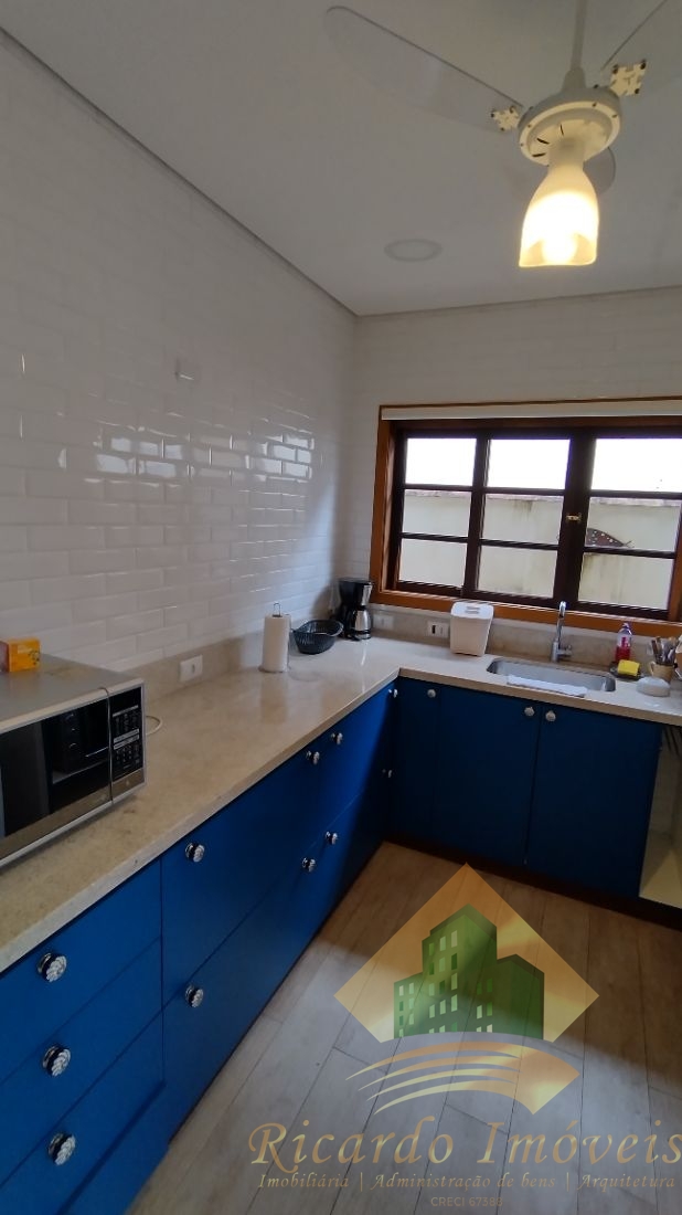 Ótima casa geminada no centro à 200 metros da orla
