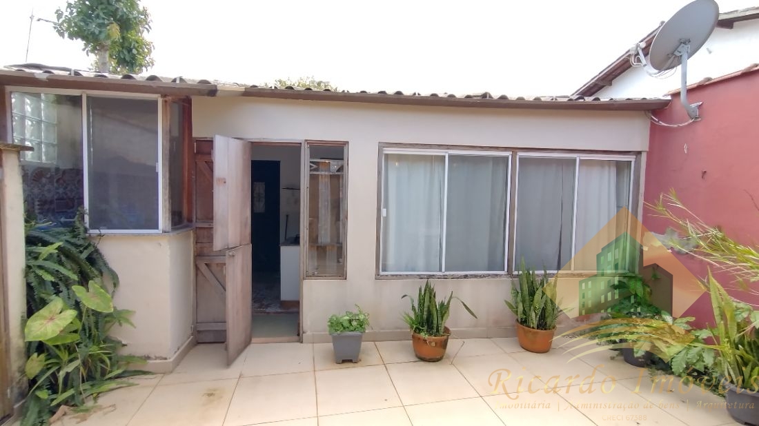 Ótima casa geminada no centro à 200 metros da orla