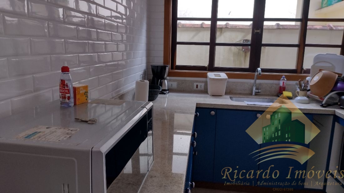 Ótima casa geminada no centro à 200 metros da orla