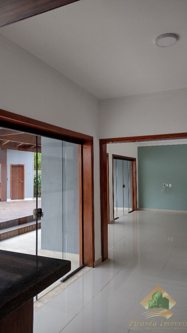 Linda casa em condomínio com três dormitórios
