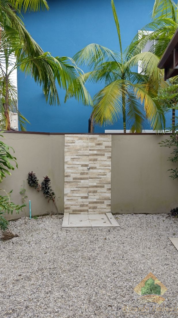 Linda casa em condomínio com três dormitórios