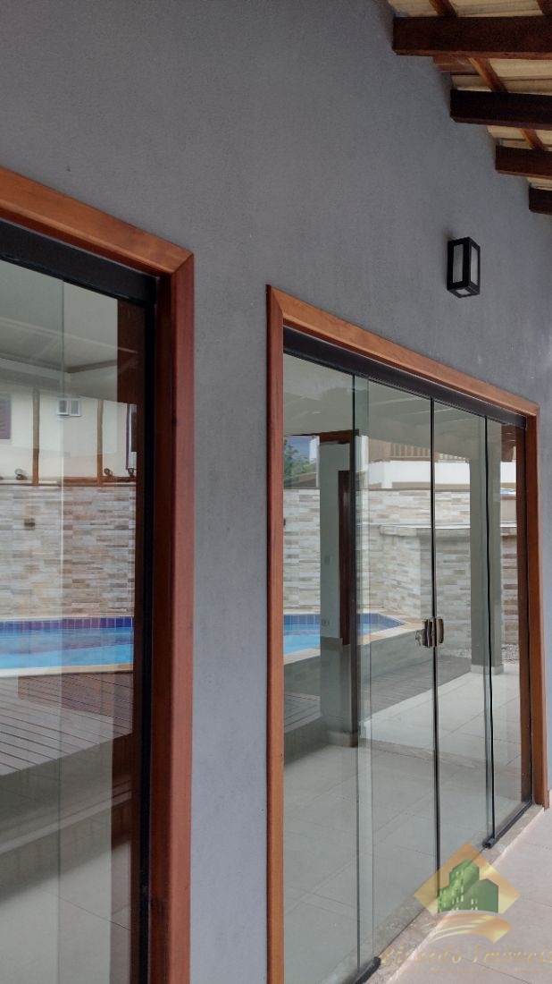Linda casa em condomínio com três dormitórios