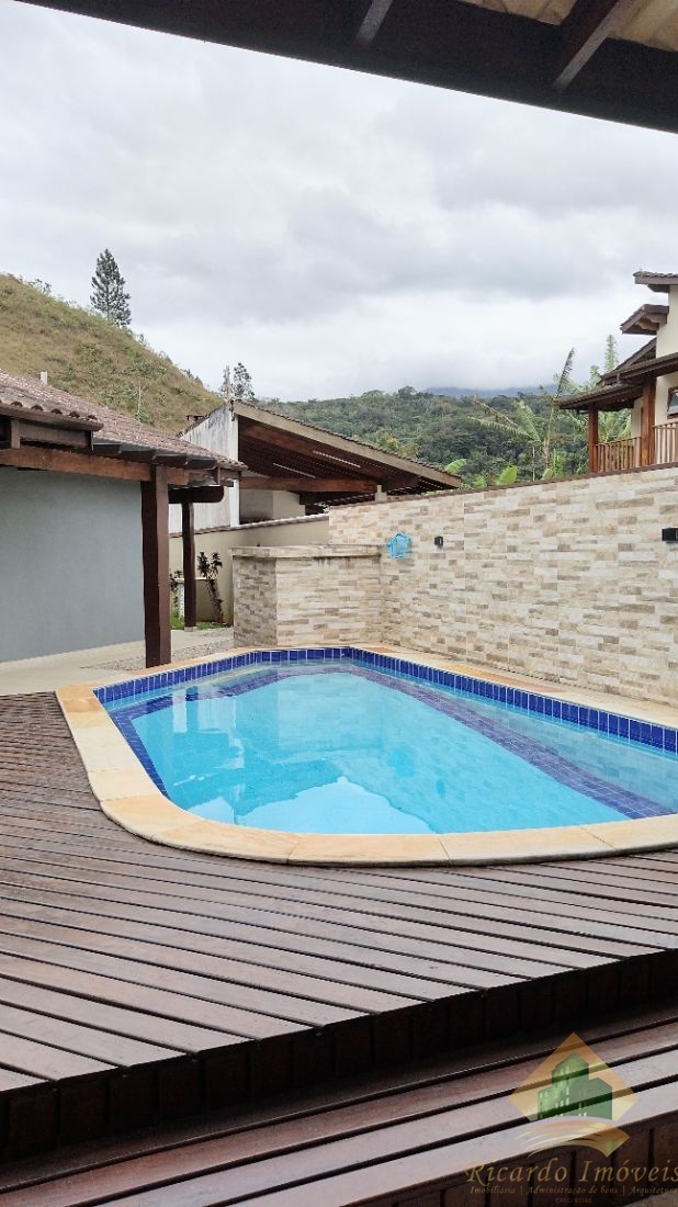 Linda casa em condomínio com três dormitórios