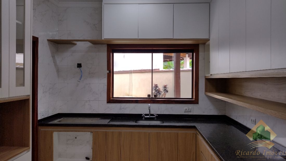 Linda casa em condomínio com três dormitórios