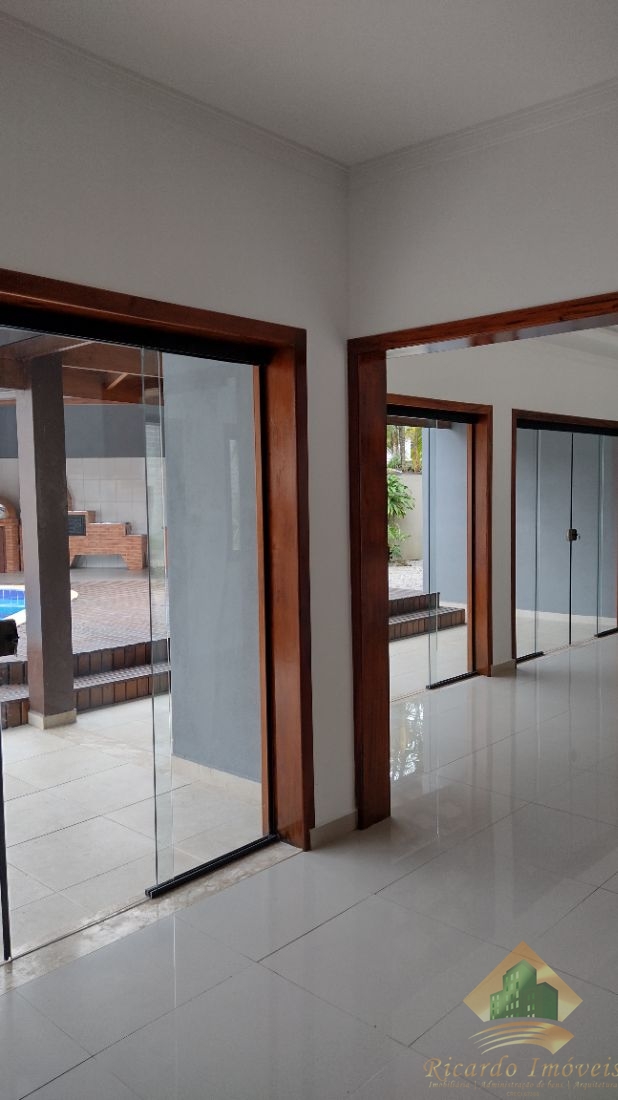 Linda casa em condomínio com três dormitórios