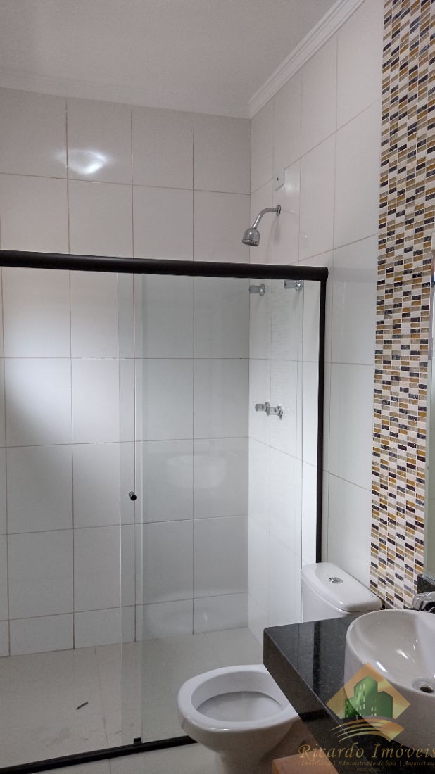 Linda casa em condomínio com três dormitórios
