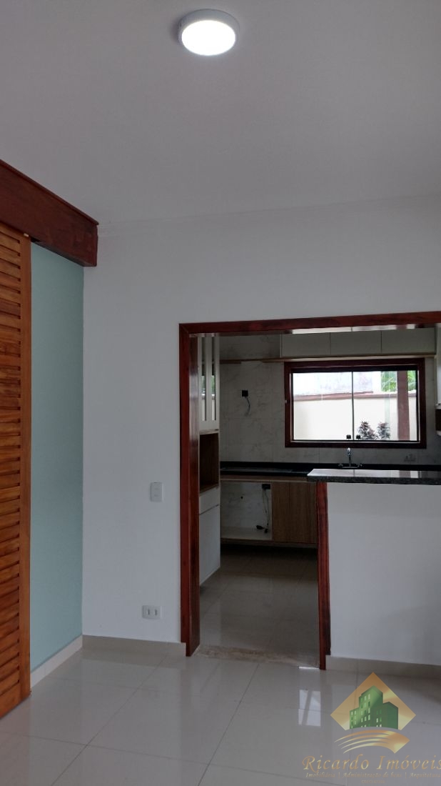 Linda casa em condomínio com três dormitórios