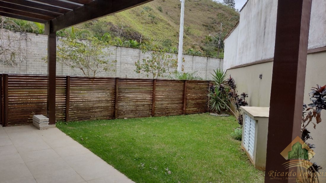 Linda casa em condomínio com três dormitórios