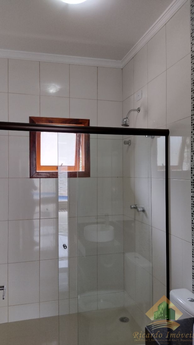 Linda casa em condomínio com três dormitórios