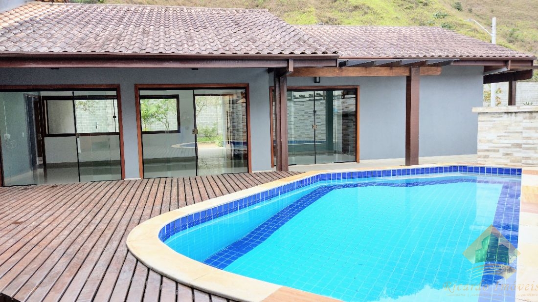 Linda casa em condomínio com três dormitórios
