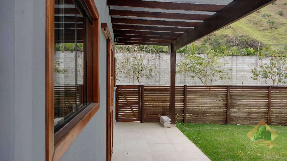 Linda casa em condomínio com três dormitórios