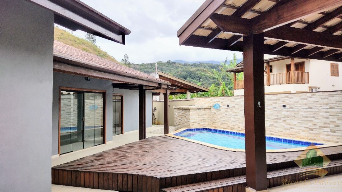 Linda casa em condomínio com três dormitórios