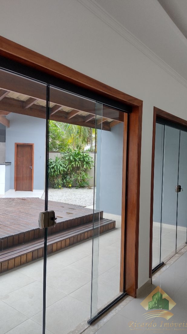 Linda casa em condomínio com três dormitórios