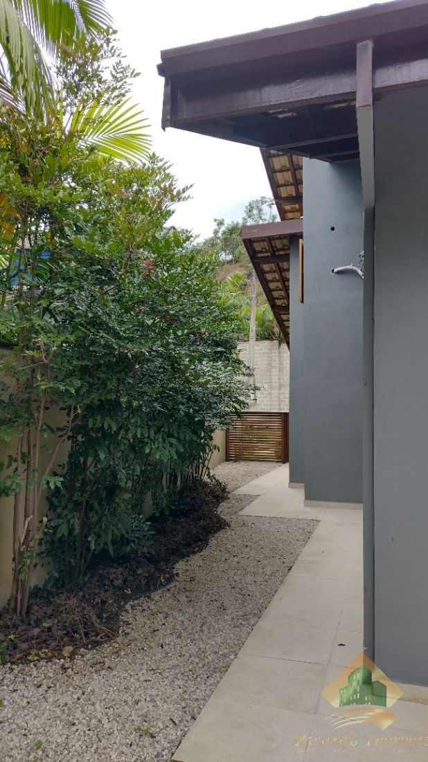 Linda casa em condomínio com três dormitórios