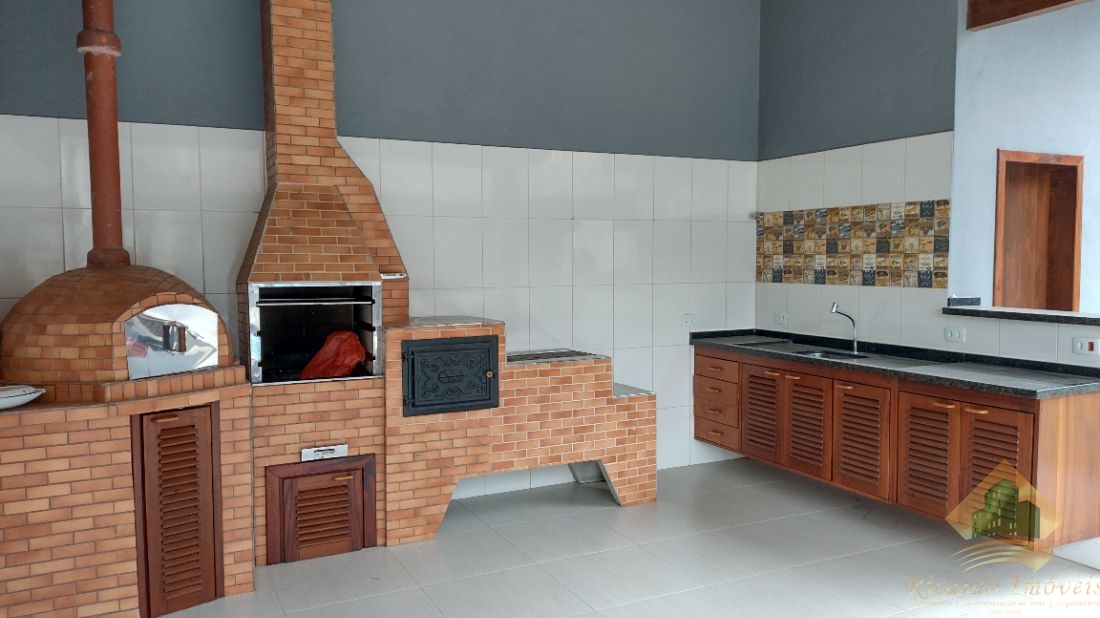 Linda casa em condomínio com três dormitórios