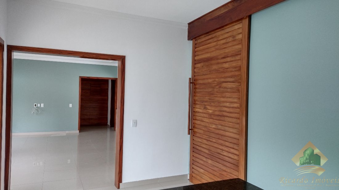Linda casa em condomínio com três dormitórios