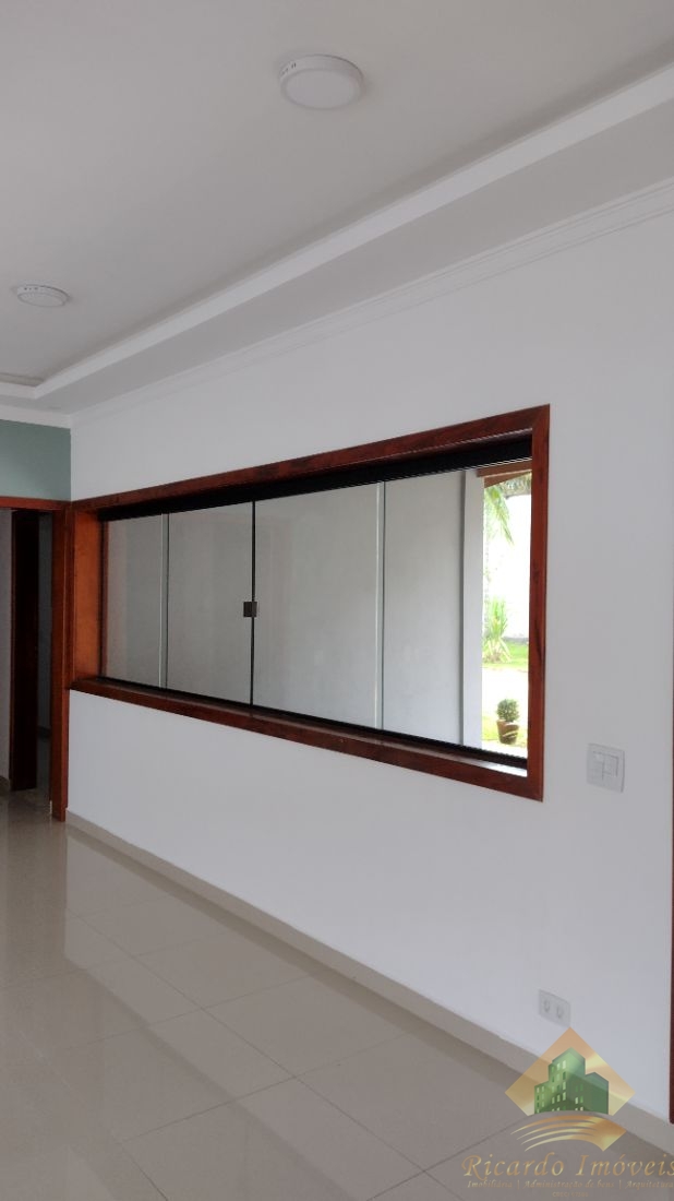 Linda casa em condomínio com três dormitórios