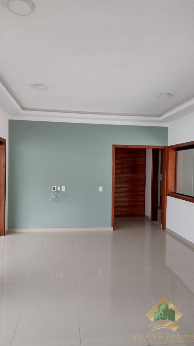 Linda casa em condomínio com três dormitórios