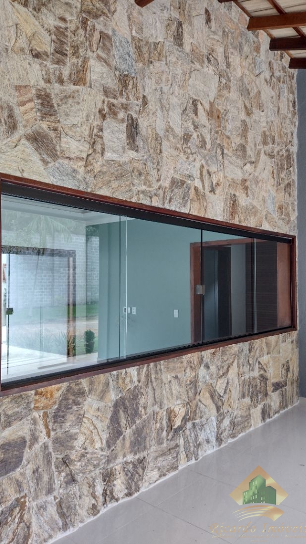 Linda casa em condomínio com três dormitórios