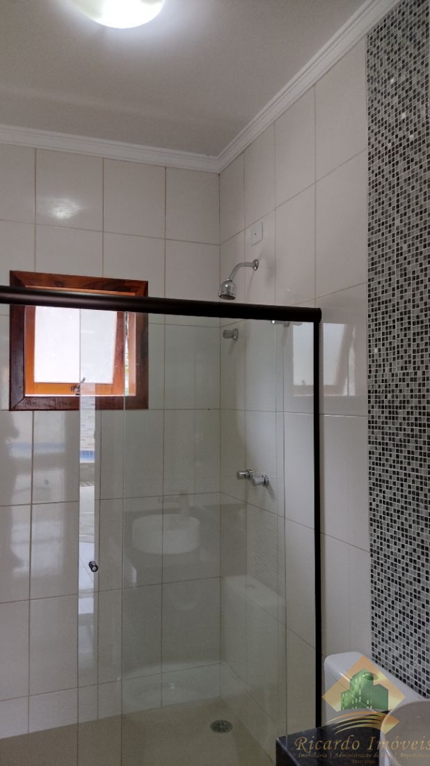 Linda casa em condomínio com três dormitórios