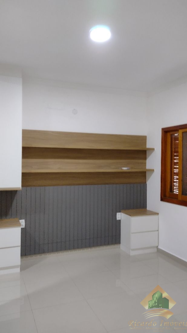 Linda casa em condomínio com três dormitórios