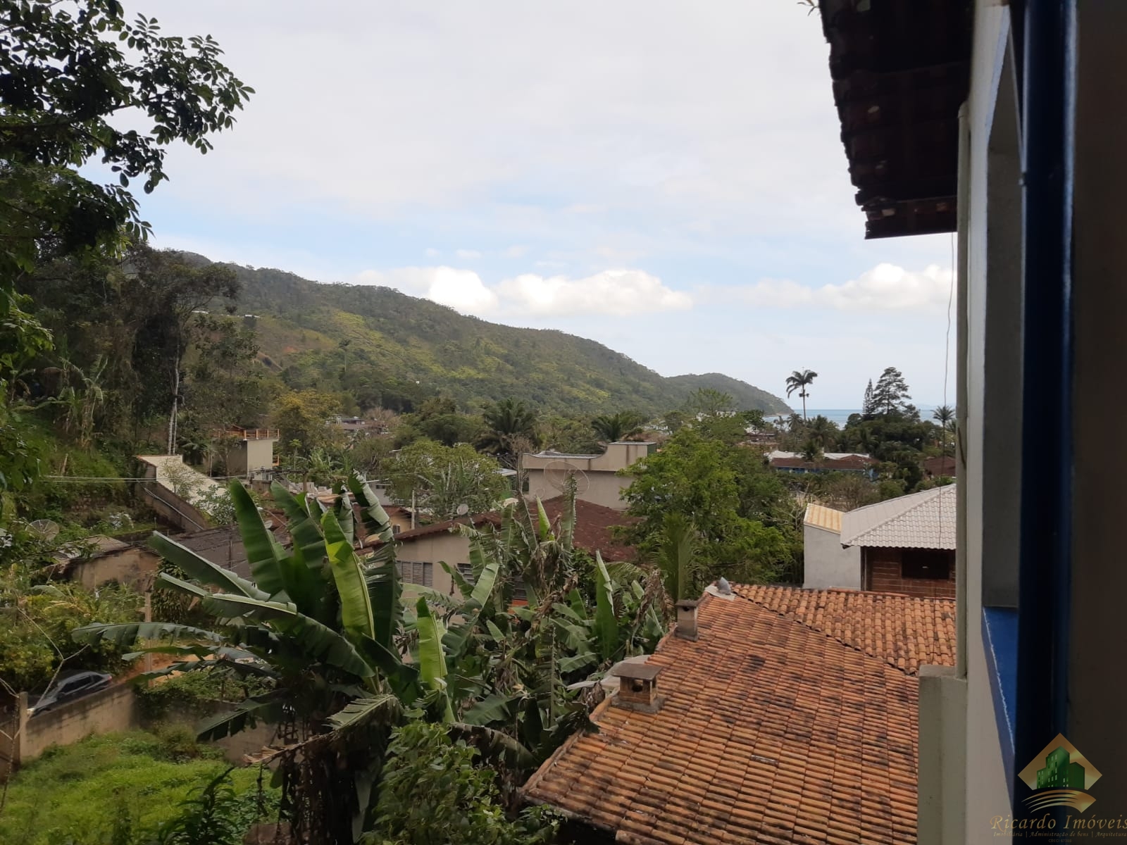 Pousada com vista parcial pro mar