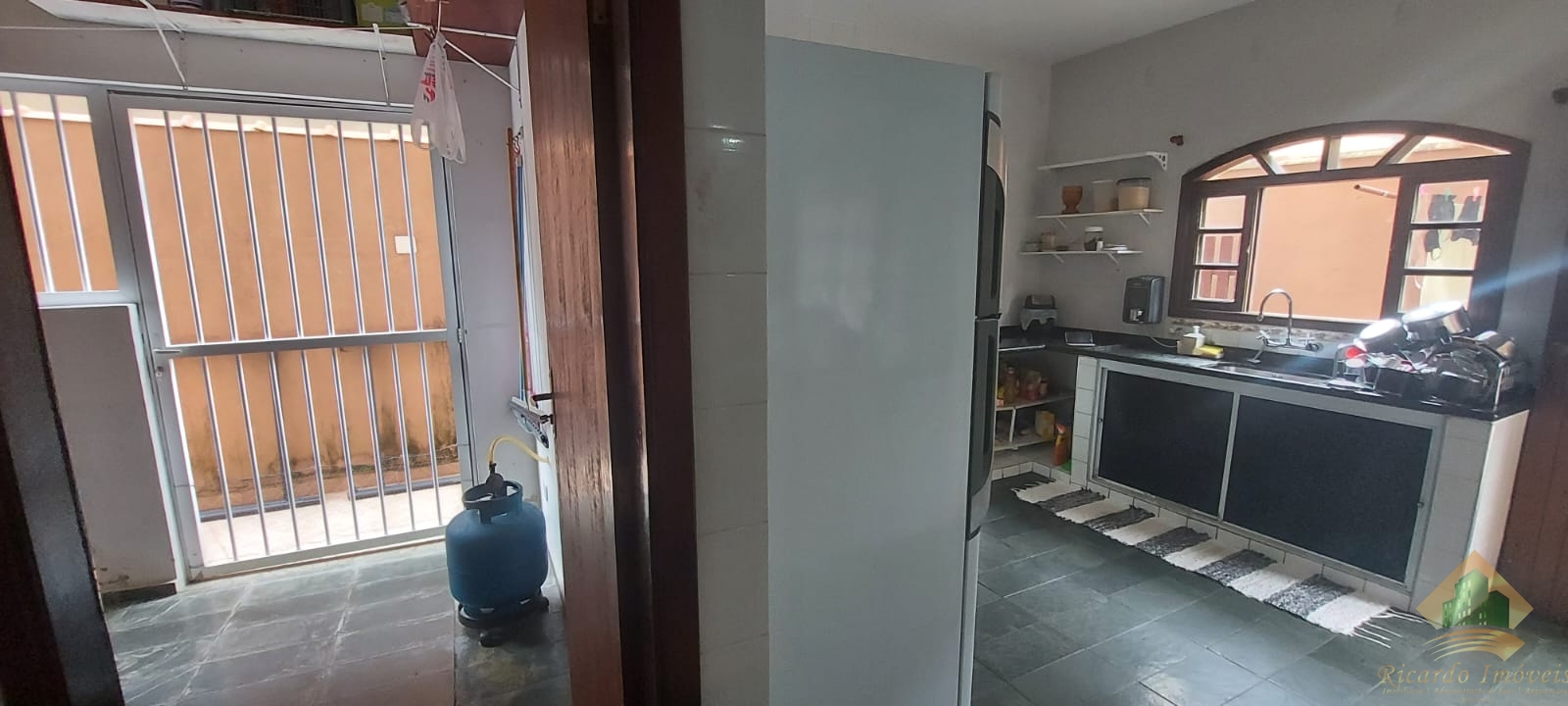 Extra!!!extra!!!!sobrado com duas kitnets próximo da orla do itaguá .