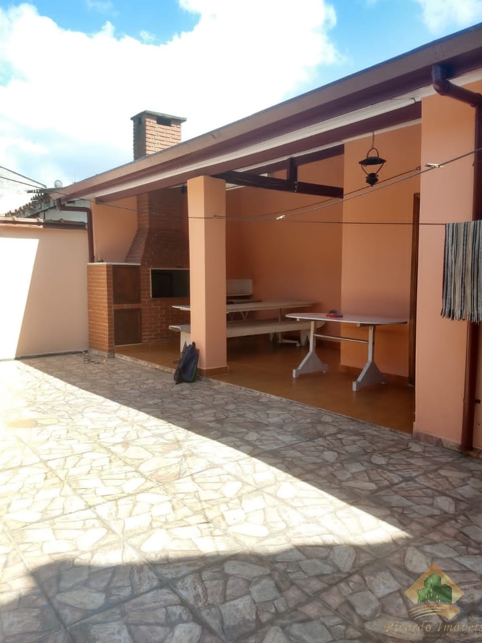Ótima oportunidade para fazer fazer um comércio ou lazer, casa próxima da orla do itaguá.