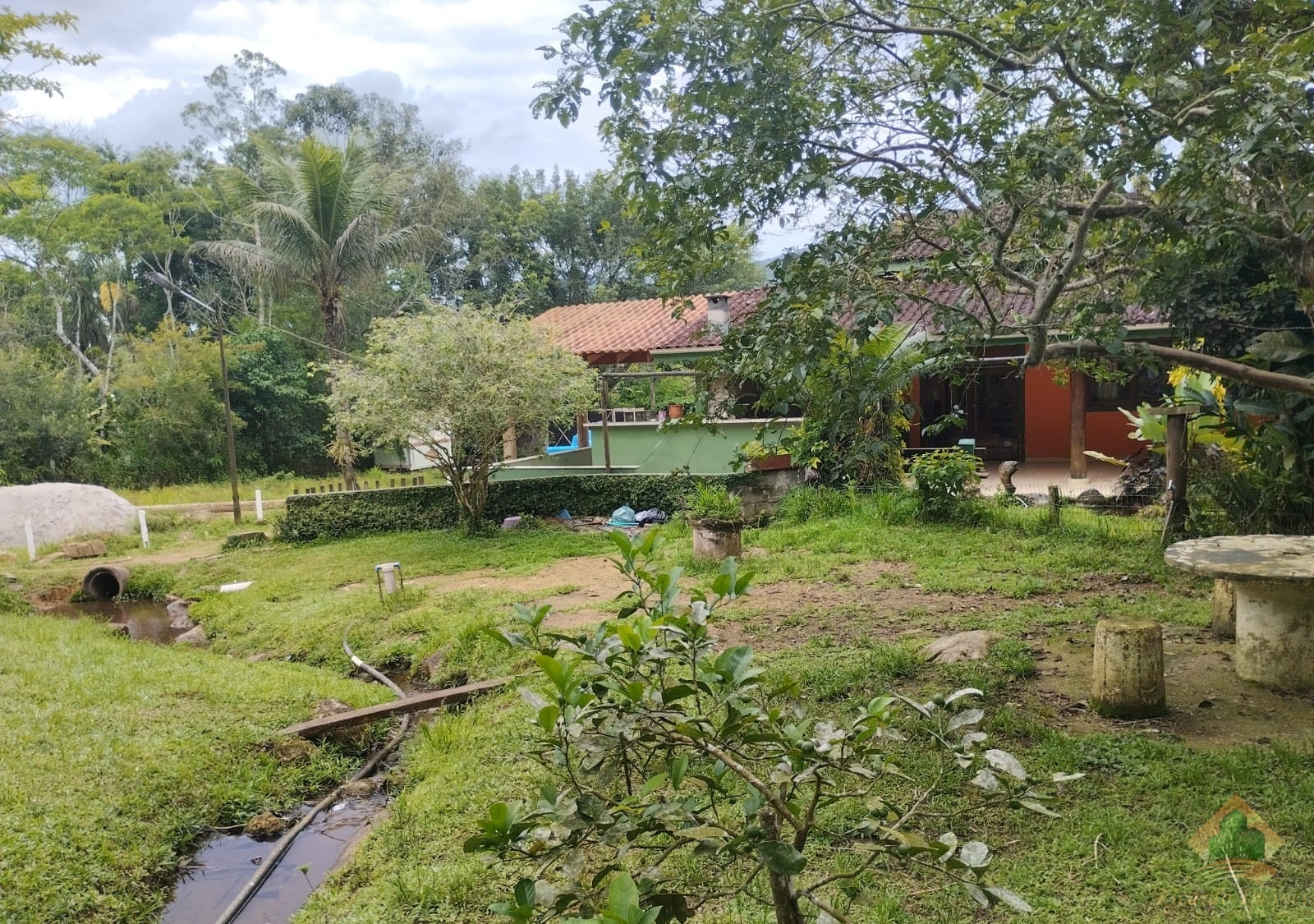 Casa rustica com 2 nacente, lago e jardins