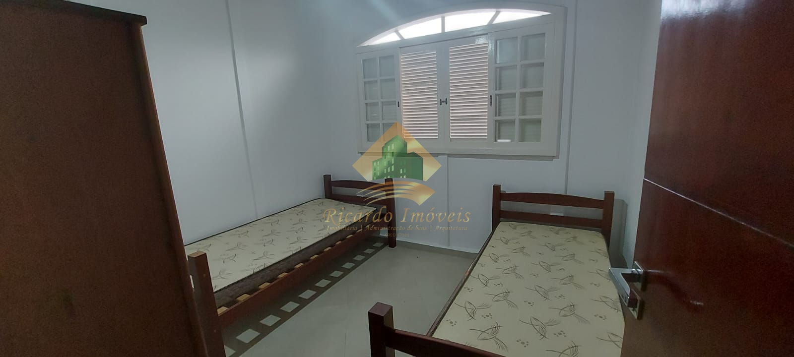 Excelente casa pré moldada em condominio.