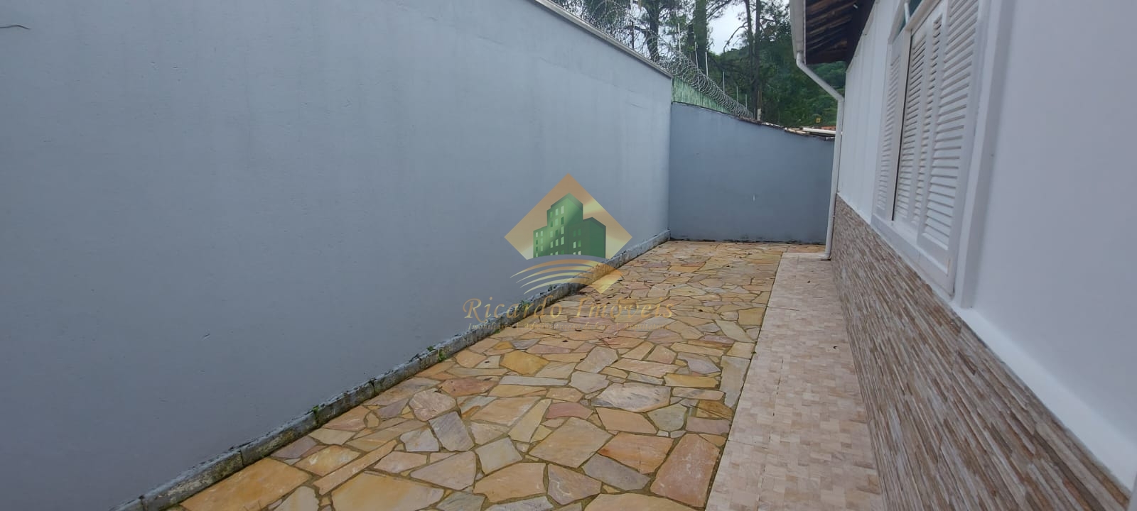 Excelente casa pré moldada em condominio.