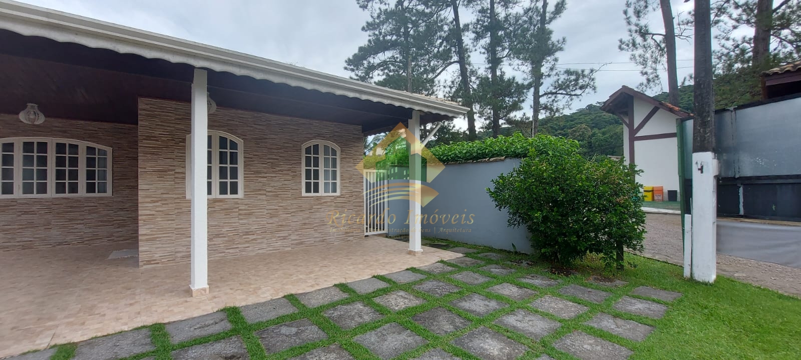 Excelente casa pré moldada em condominio.