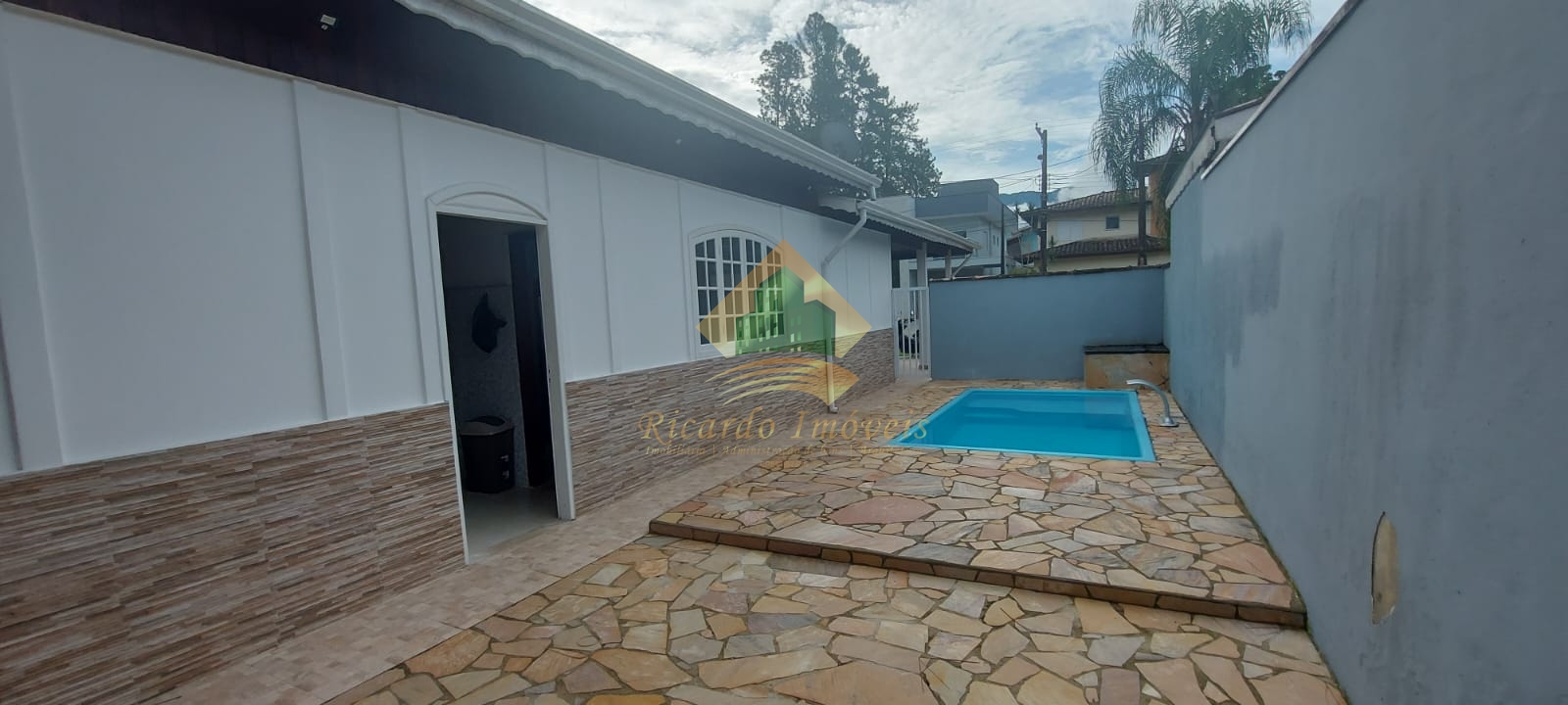 Excelente casa pré moldada em condominio.