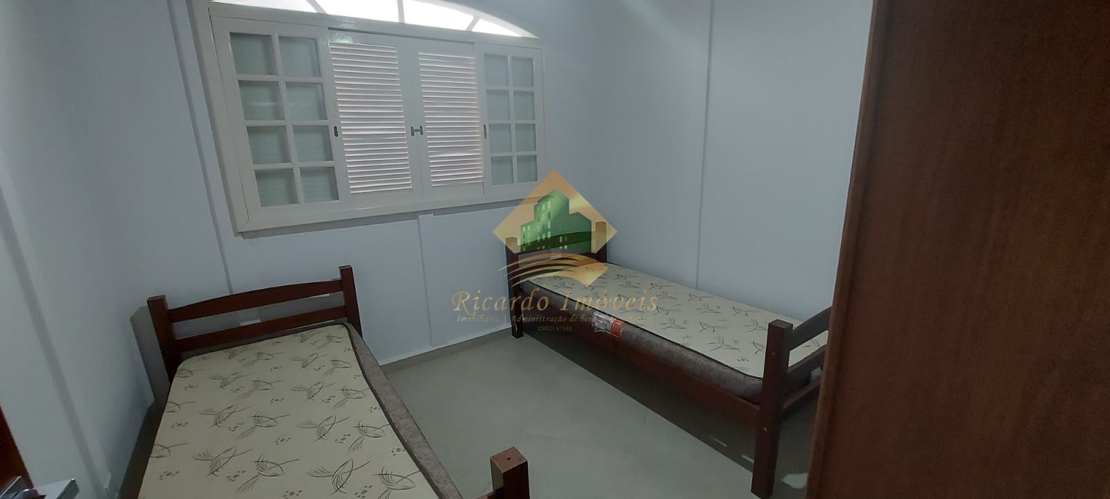 Excelente casa pré moldada em condominio.
