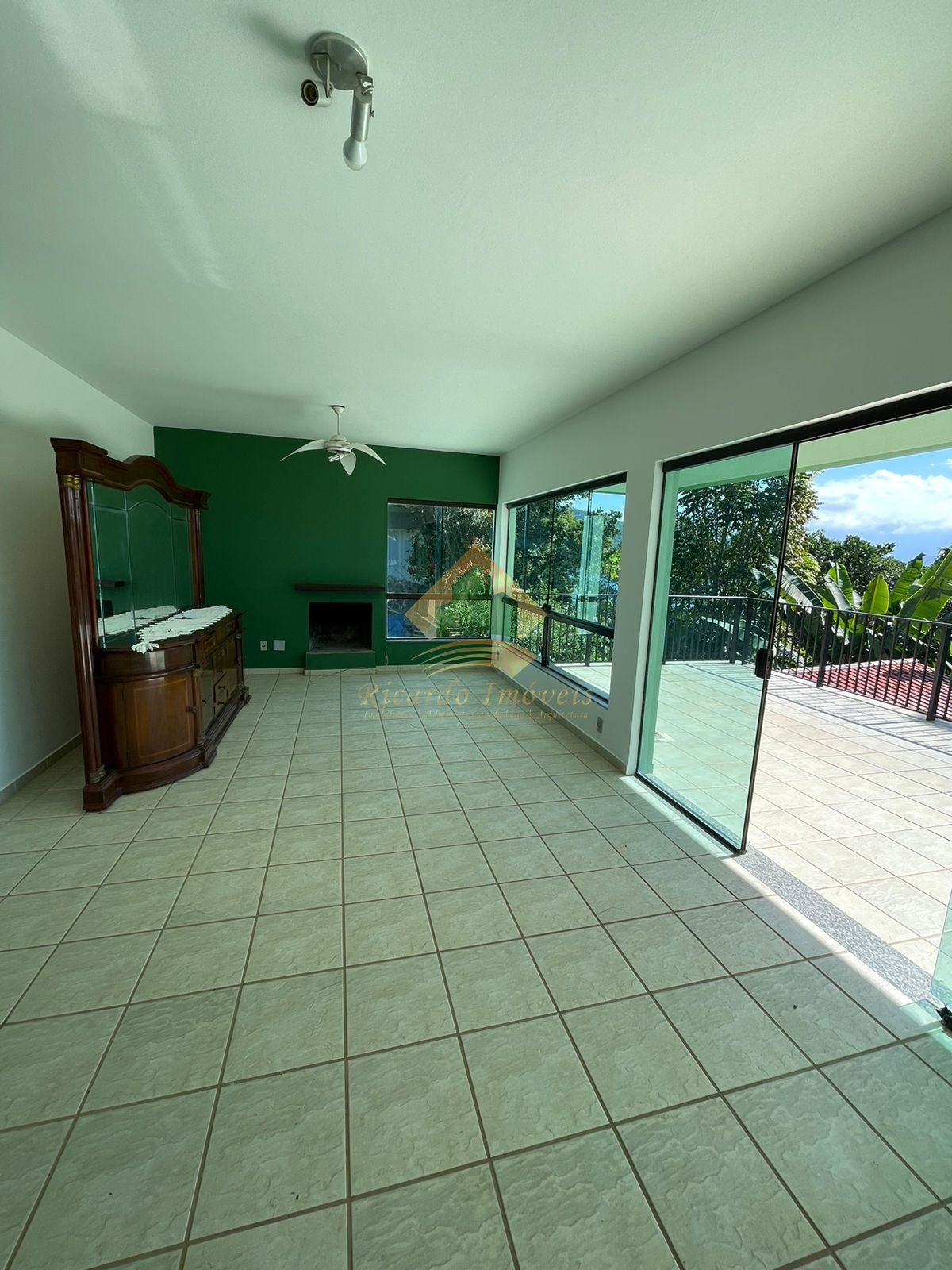 Excelente casa na Ponta Grossa com vista para o mar