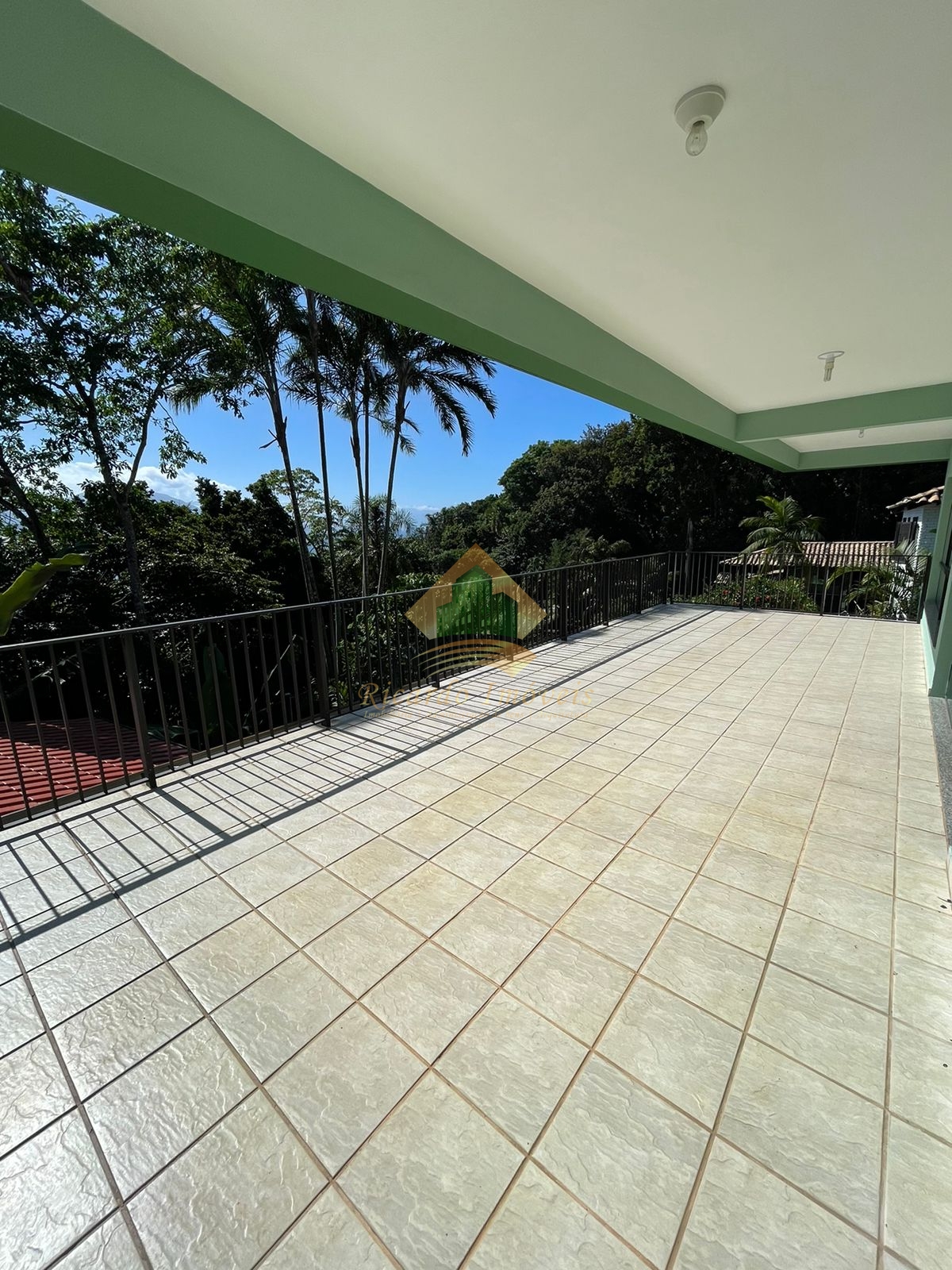 Excelente casa na Ponta Grossa com vista para o mar