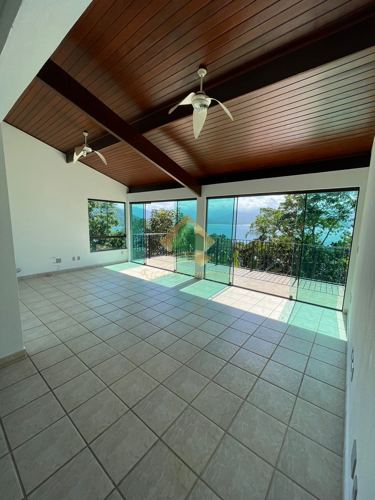 Excelente casa na Ponta Grossa com vista para o mar