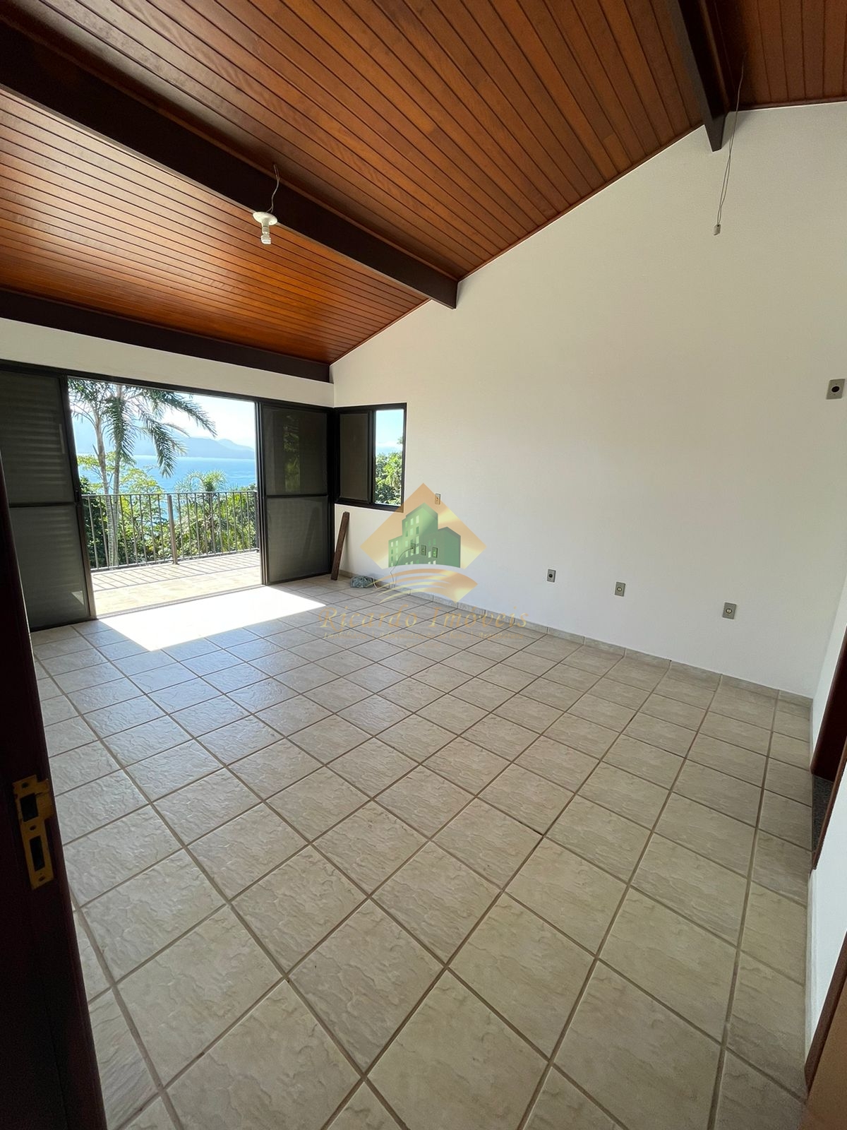 Excelente casa na Ponta Grossa com vista para o mar
