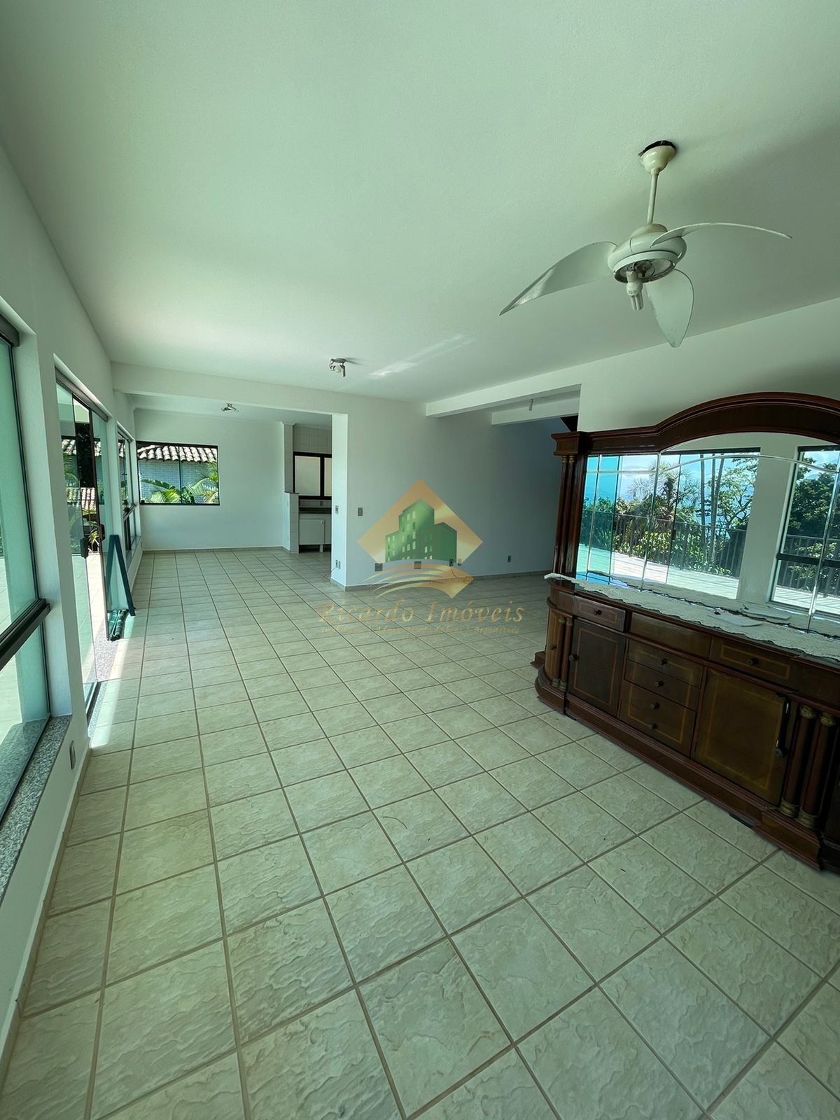 Excelente casa na Ponta Grossa com vista para o mar